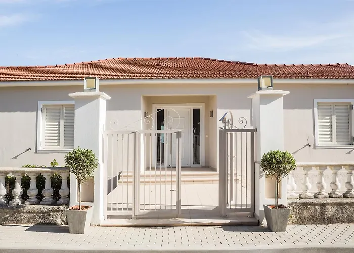 Feinikas Villa *
